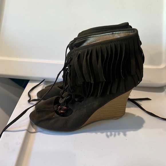 Green fringe lace up  platforms heels - Picture 2 of 5